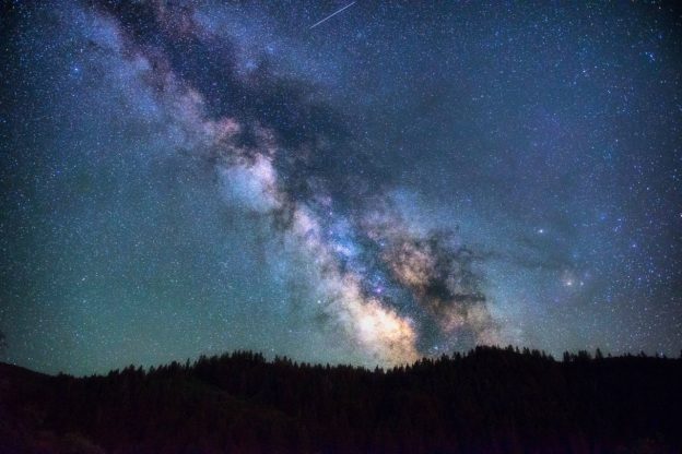 天文学家发现银河系百亿年前吞并矮星系