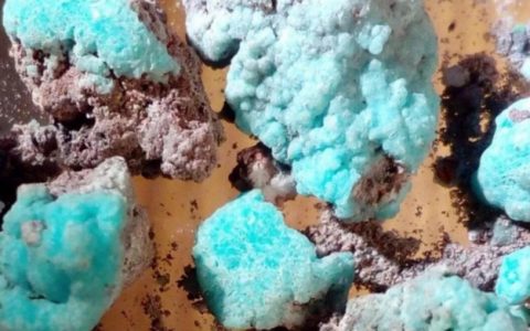 科学家发现新矿物Petrovite 或成钠离子电池制作材料之一