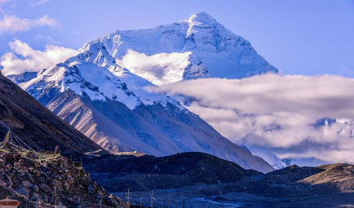 世界上海拔最高的山峰：珠穆朗玛峰，海拔8848米