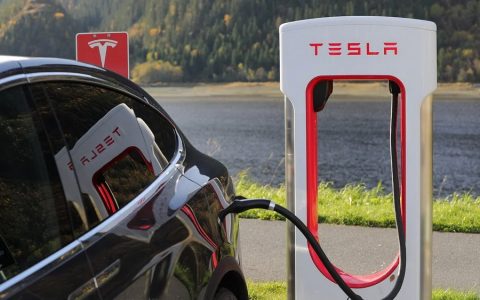 新发现的特斯拉Model X汽车安全漏洞：黑客90秒偷走一辆车