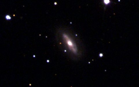 天文学家发现星系中心超大质量黑洞也能移动