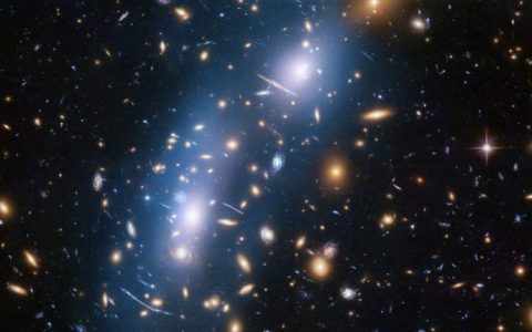 科学家发现巨大的星系弧，这可能会颠覆爱因斯坦的宇宙学