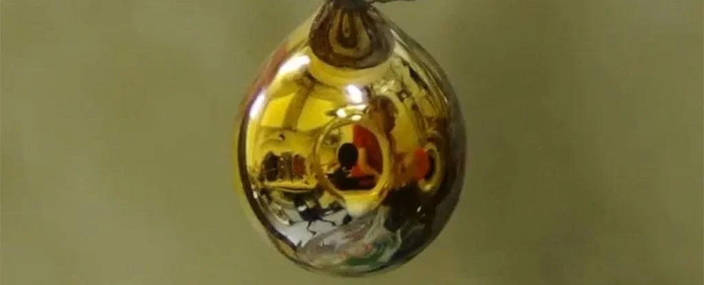 如何将纯水转化为金属导体？