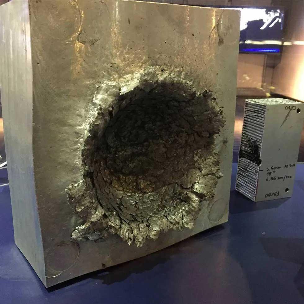 空间碎片撞击试验：以轻气枪射击铝板的方式，模拟一片14.2克的塑料，以5.334公里/秒的飞行速度在太空低轨道与铝板碰撞的情况。