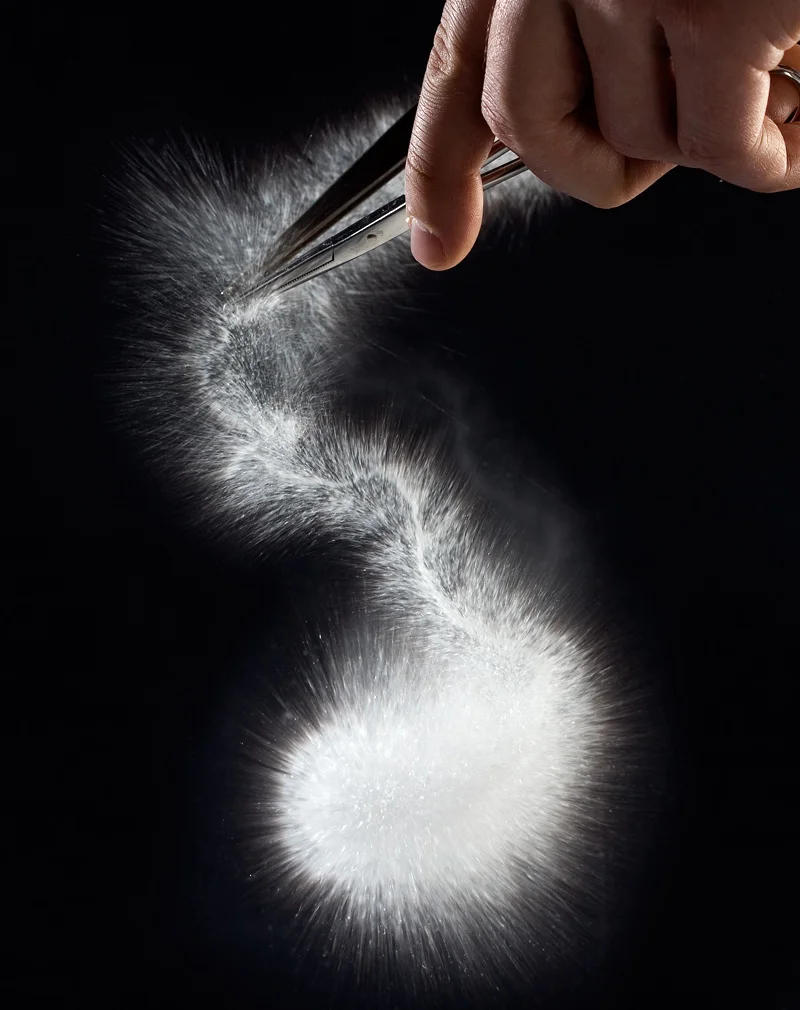只要对鲁珀特之泪的尾巴施加一个不大的力,就能够将它轻松炸成碎片