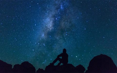 星星为什么会眨眼睛（闪烁），而行星却不会？