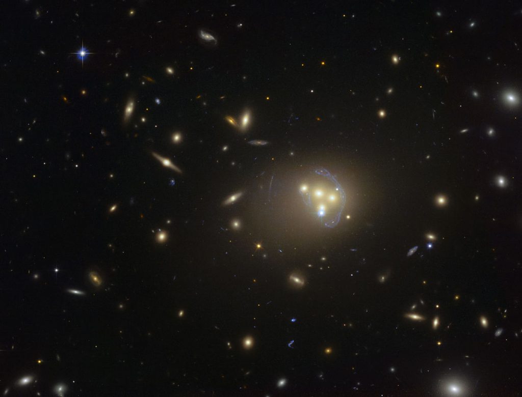 ESO 146-5是质量最大的星系，其强大的引力透镜效应将背后的星系引力透镜化