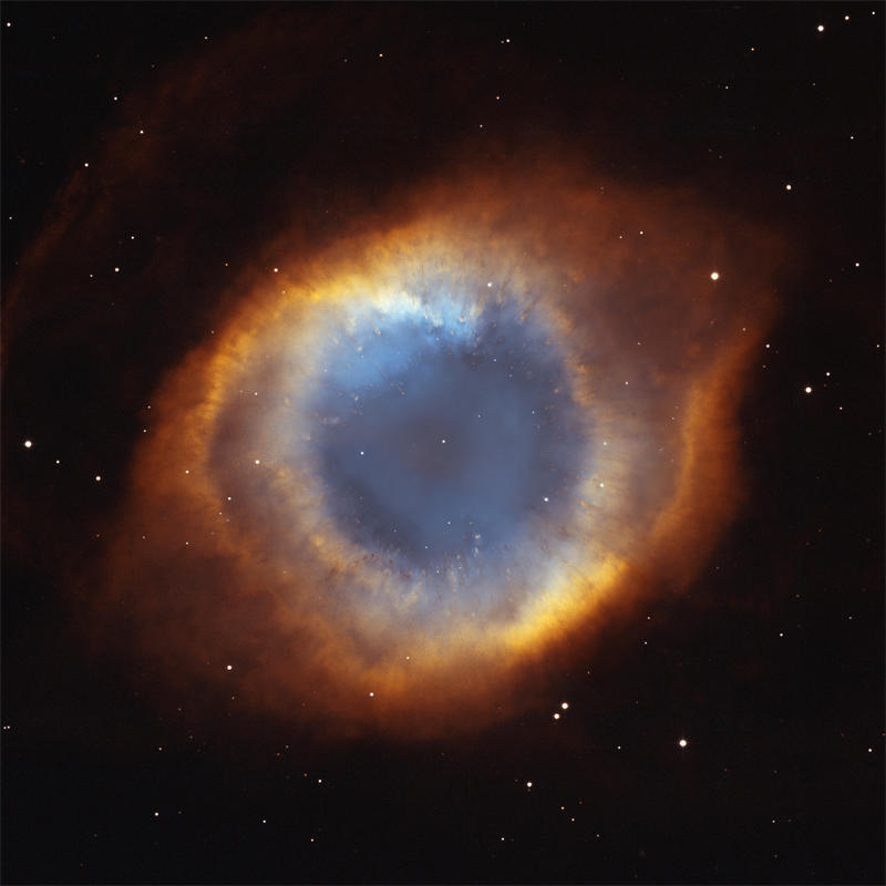 螺旋星云（NGC 7293）的中心是一颗白矮星，周围眼睛形状的是不断膨胀的气体尘埃物质，目前它的直径已经达到了5.73光年