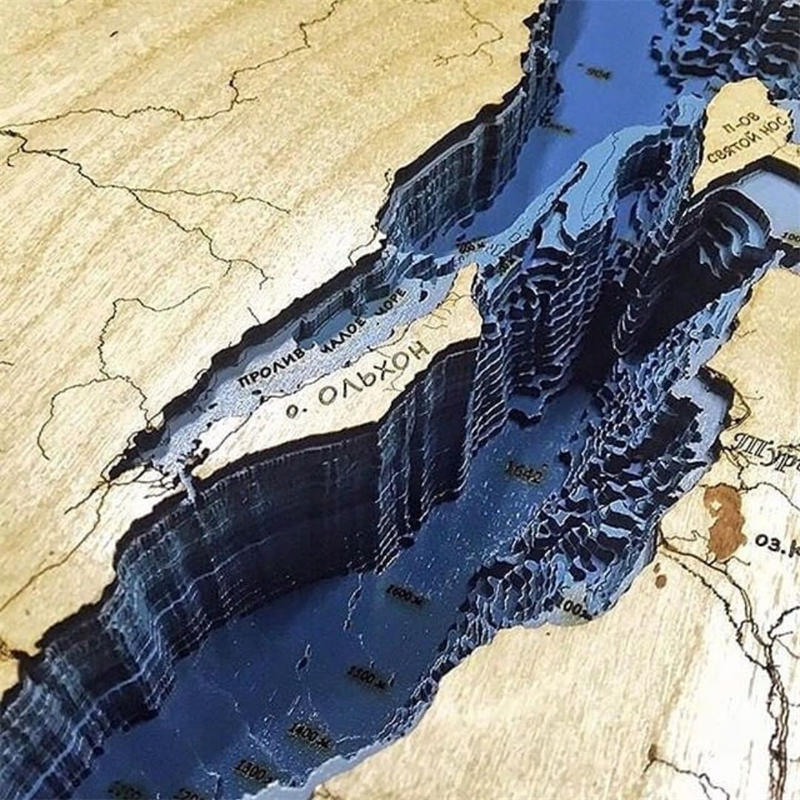 贝加尔湖坐落在一个大峡谷中