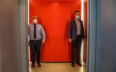 为什么和陌生人一起乘电梯会让人感到尴尬和不自在？