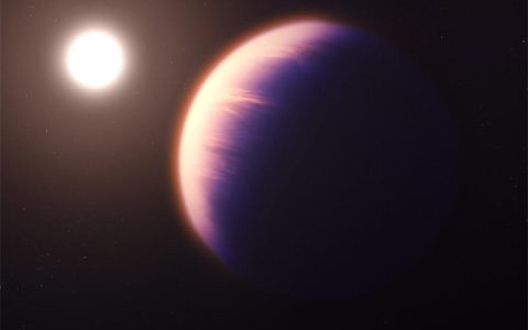 拥有氦气大气层的氦行星也许可以解释系外行星半径谷大小的谜团