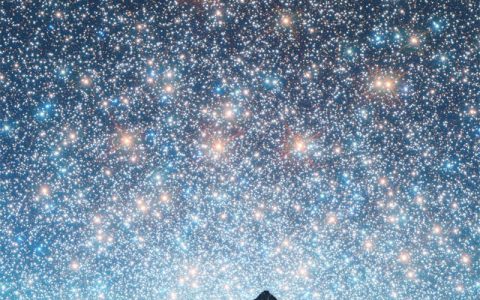 如果地球是在球状星团中，夜空会有多亮？