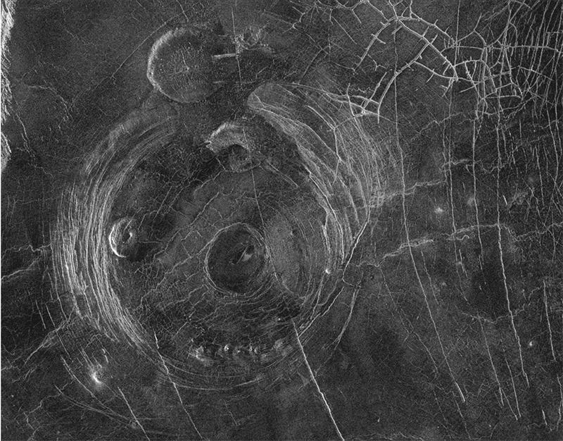 麦哲伦号传送回来的金星地表艾因冕状物（Aine Corona）的图像。(NASA/JPL)