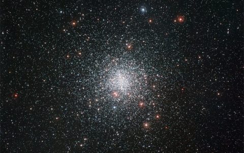 天文学家在M4球状星团中心发现一颗中等质量黑洞