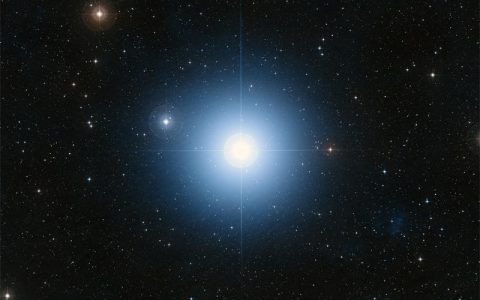 北落师门：拥有巨大尘埃盘的恒星