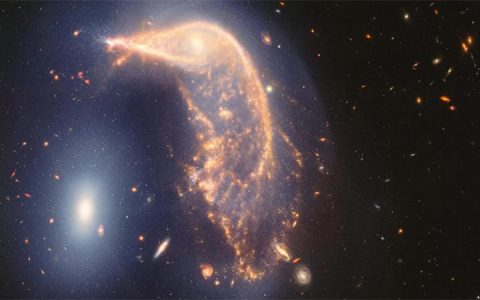 NGC 2936：3.26亿光年外的海豚星系/企鹅星系