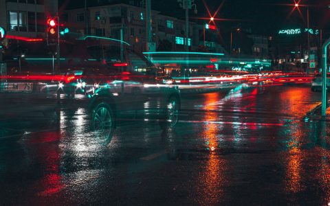 汽车行驶途中踩下刹车时，汽车的动能哪儿去了？