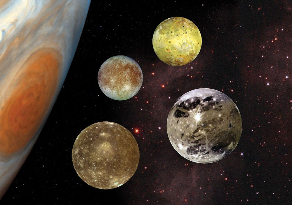 伽利略卫星都很大,但是木星更大,所以相比较而言这些卫星看起来都很小