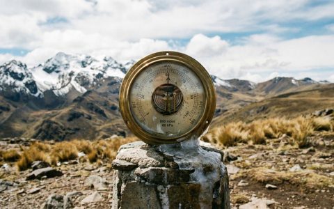 死海表面的气压是不是比海平面大气压更高？