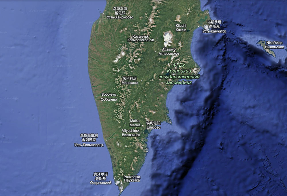 勘察加半岛东边是相对温暖的北太平洋，西边则是寒冷的鄂霍次克海